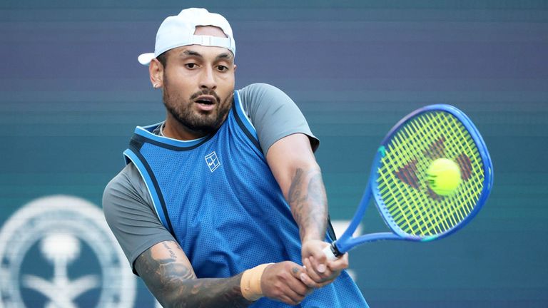 Nick Kyrgios schlägt in Paris im Doppel auf.