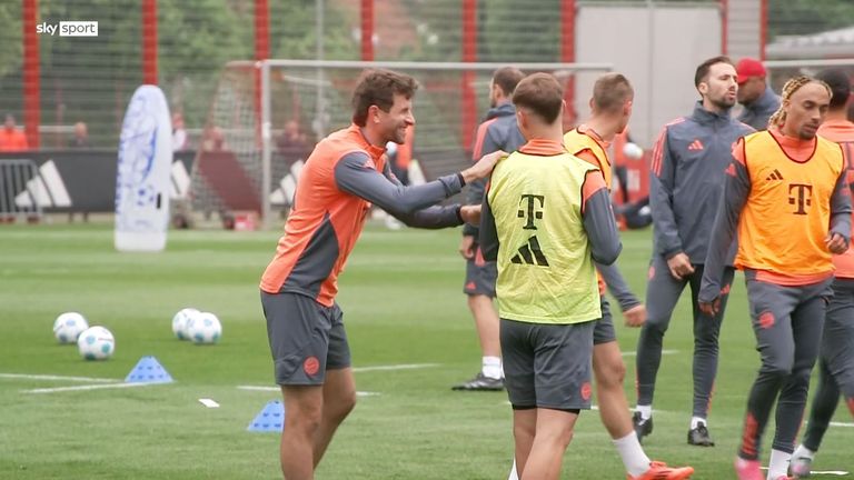 Thomas Müller zeigt sich gut gelaunt im Training.