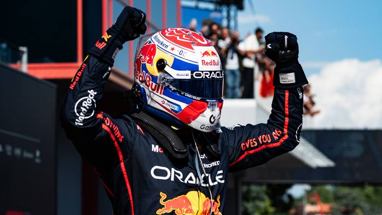 Weltmeister Max Verstappen jubelt über den Sieg beim GP der Emilia-Romagna. 