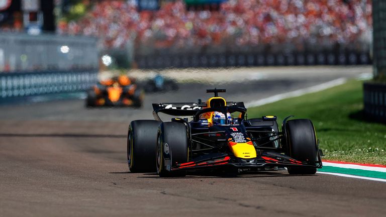 Max Verstappen gewinnt das Rennen im Imola.