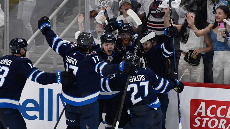 Die Winnipeg Jets gewinnen gegen die St. Louis Blues.