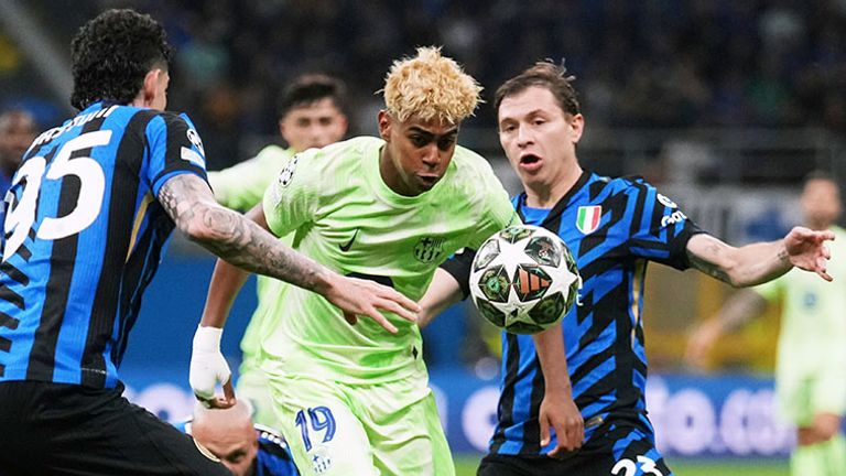 Barcelona-Supertalent Lamine Yamal (M) im Duell mit Inters Alessandro Bastoni (l.) und Nicolo Barella.