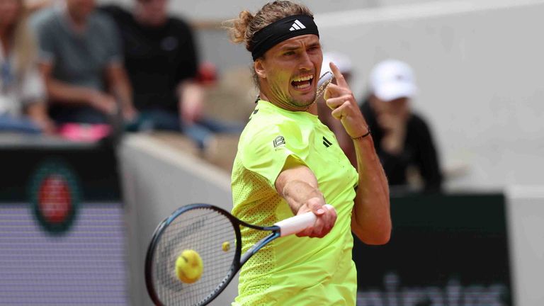 Alexander Zverev besiegt den US-Amerikaner Tien und uieht damit in die 2. Runde der French Open ein.