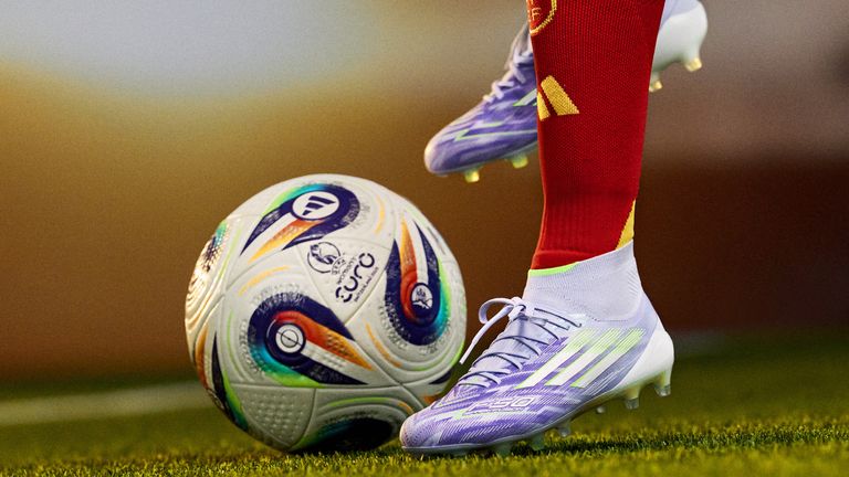 Nun gibt es auch speziell für Frauen angefertigte Fußballschuhe. (Quelle: adidas)