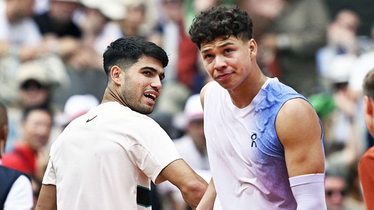 Carlos Alcaraz (l.) und Ben Shelton lieferten sich bei den French Open ein packendes Duell.