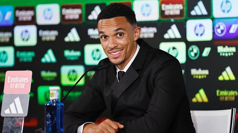 Trent Alexander-Arnold spricht bei seiner offiziellen Vorstellung als Spieler von Real Madrid.