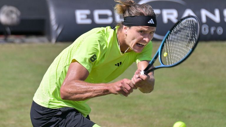 Alexander Zverev zieht beim ATP-Turnier in Stuttgart ins Viertelfinale ein.