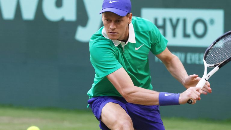 Jannik Sinner ist in Halle überraschend schon im Achtelfinale gescheitert.