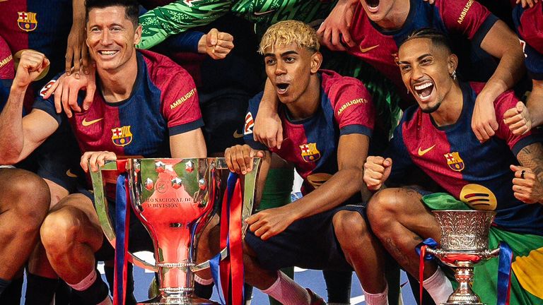 Raphinha (r.) vom FC Barcelona ist Spieler der Saison in Spanien. 
