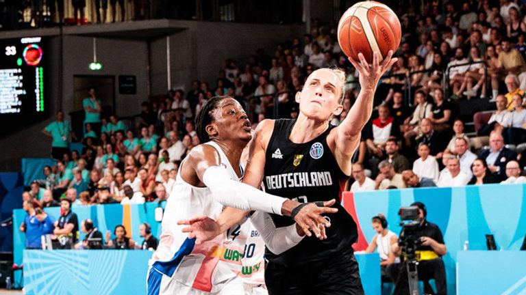 DBB-Star Leonie Fiebich (r.) im Spiel gegen Großbritannien.