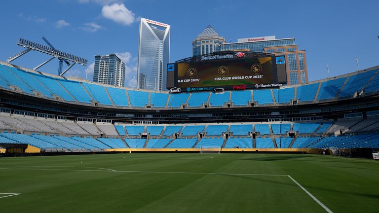 Die Bayern reagieren auf die hohen Temperaturen in Charlotte.
