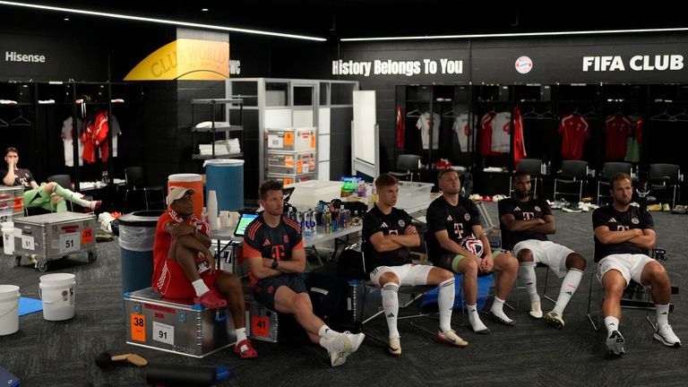 Die Ersatzspieler des FC Bayern schauen das Spiel gegen Benfica in der Kabine (Bild-Quelle: X @FCBayern).