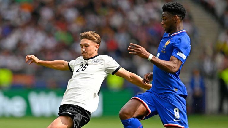 Tom Bischof (l.) feierte gegen Frankreich sein Debüt im DFB-Dress.
