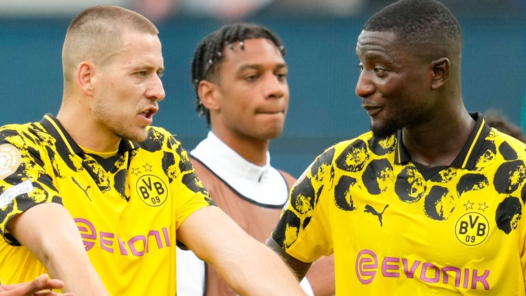 Waldemar Anton (l.) und Serhou Guirassy diskutieren nach dem BVB-Remis gegen Fluminense.