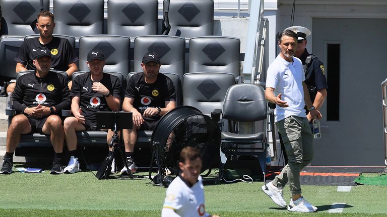 Die Bank von Borussia Dortmund blieb in der ersten Halbzeit gegen die Mamelodi Sundowns leer. Die Ersatzspieler schauten in der Kabine zu.