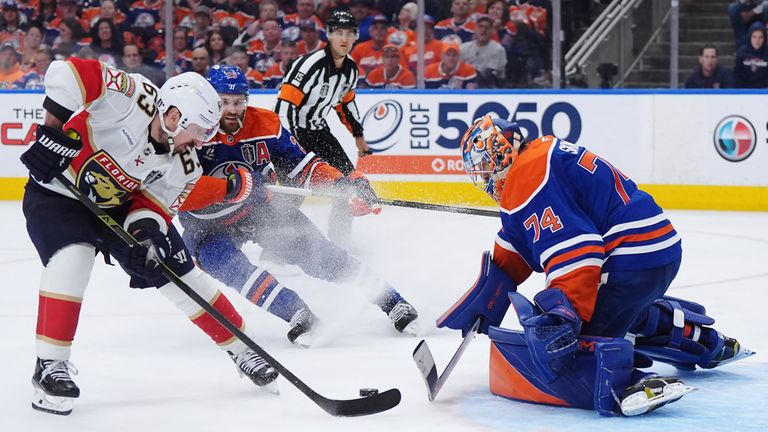 Brad Marchand (l.) leitet den Sieg der Florida Panthers im Spiel 3 der NHL Finals gegen die Edmonton Oilers mit einem Blitztor ein .