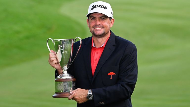 Keegan Bradley mit dem Siegerpokal in seinen Händen.