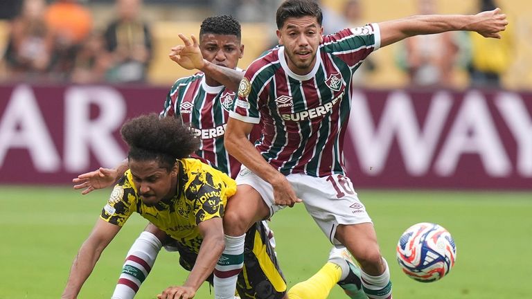 BVB-Angreifer Karim Adeyemi (l.) im Duell mit den Fluminense-Profis Hercules (M) und Nonato (r.).