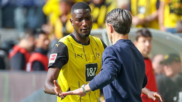 Serhou Guirassy (l.) trifft mit dem BVB in der 1. DFB-Pokalrunde auf Rot-Weiss Essen.