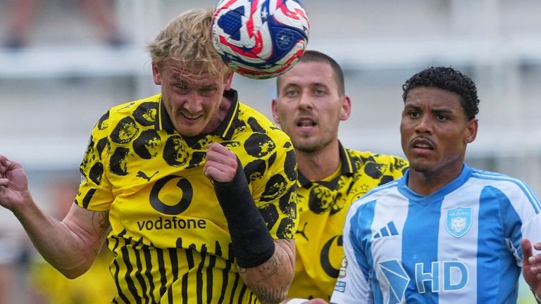 Julian Brandt (l.) steht mit dem BVB im Achtelfinale der Klub-WM. Perfekt lief es allerdings bisher noch nicht. 