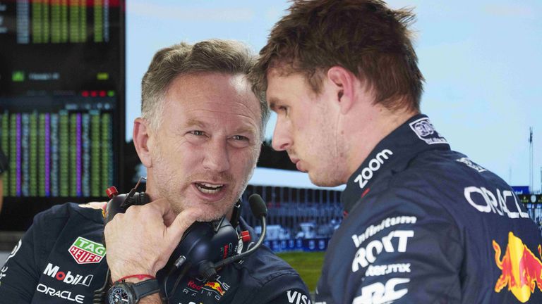 Geht es hier um die Gerüchte um einen Mercedes-Wechsel? Red-Bull-Teamchef Christian Horner (l.) und Max Verstappen (r.) im Gespräch.