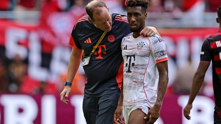 Bayern-Star Kingsley Coman (r.) muss bei der Klub-WM gegen Flamengo verletzt ausgewechselt werden. 