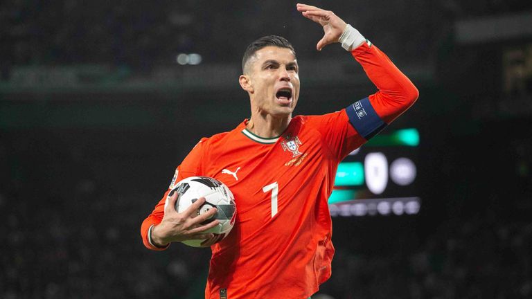 Stuttgarts Maximilian Mittelstädt will sich das Trikot von Cristiano Ronaldo sichern.