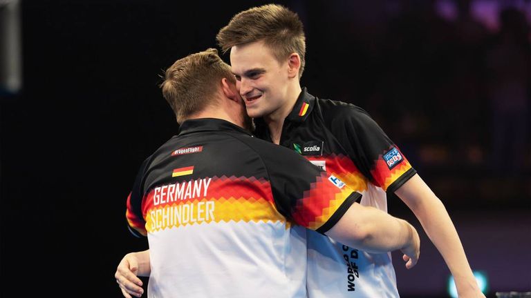 Martin Schindler und Ricardo Pietreczko stehen im Achtelfinale bei der Darts-Team-WM.