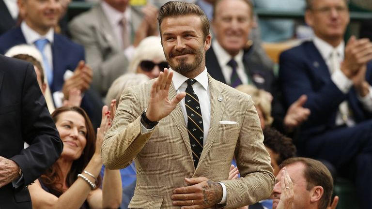 David Beckham wird zum Ritter geschlagen.