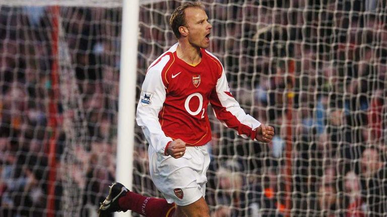 Wegen Flugangst weigert sich Arsenals Dennis Bergkamp, zu Spielen mit dem Flugzeug zu reisen. Der Niederländer fährt stattdessen Auto.