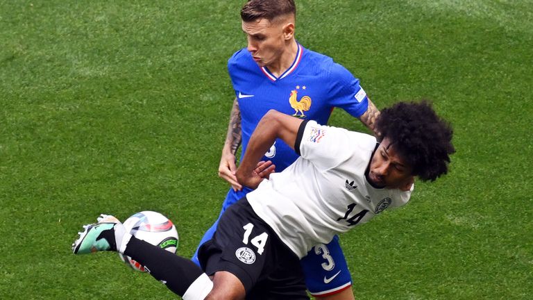 Karim Adeyemi (u.) unterliegt mit Deutschland im Spiel um Platz drei der Nations League gegen Frankreich. 