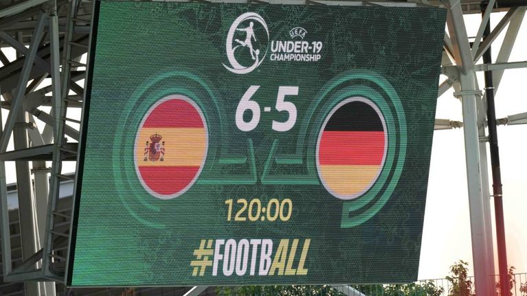 Spanien und Deutschland lieferten sich im Halbfinale der U19-EM ein völlig verrücktes Spektakel.