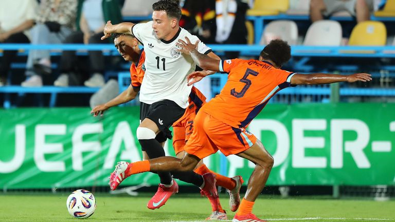 Said El Mala (M.) und die deutsche U19-Nationalmannschaft kassieren beim EM-Auftakt gegen die Niederlande einen herben Dämpfer.
