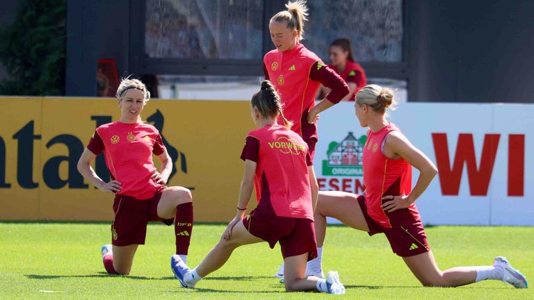 Die deutschen DFB-Frauen um Kathrin Hendrich (l.) bereiten sich im Training auf die Europameisterschaft vor.