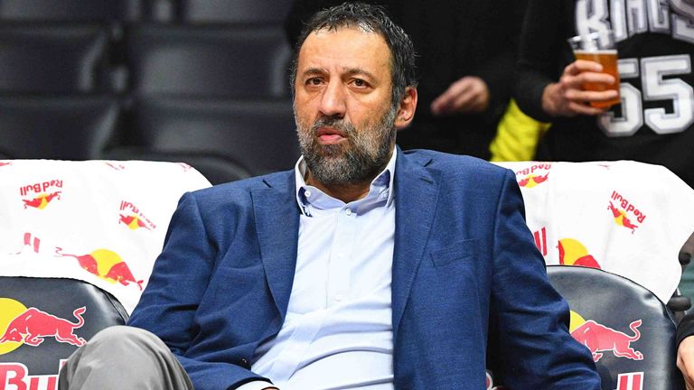Vlade Divac schaut sich das Spiel seiner Sacramento Kings an.