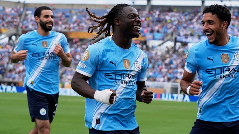 Manchester City's Jeremy Doku jubelt beim deutlichen 5:1-Sieg gegen Juventus.