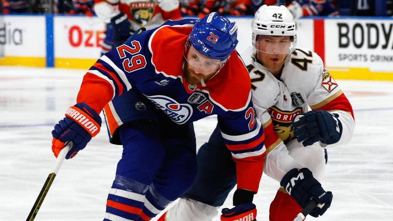 Der deutsche Superstar Leon Draisaitl (l.) traf auch in Spiel 2 gegen die Florida Panthers.