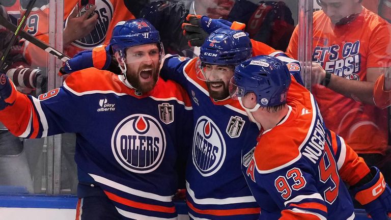 Leon Draisaitl (l.) gewinnt mit den Edmonton Oilers Spiel eins des Stanley Cup Finals.