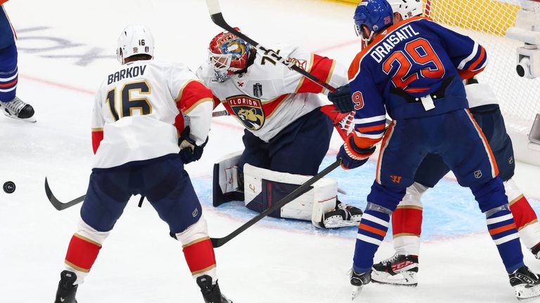 Leon Draisaitl (r.) verliert Spiel fünf mit den Edmonton Oilers zu Hause gegen die Florida Panthers. 