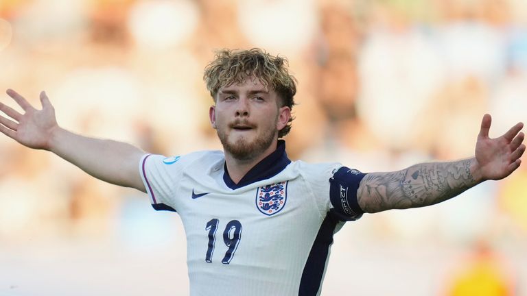 Harvey Elliott bringt England im U21-Finale gegen Deutschland früh in Führung. 