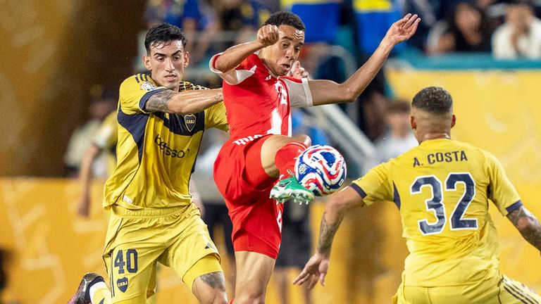 Bayern-Star Jamal Musiala (m.) ist bereit für das nächste Spiel der Klub-WM.
