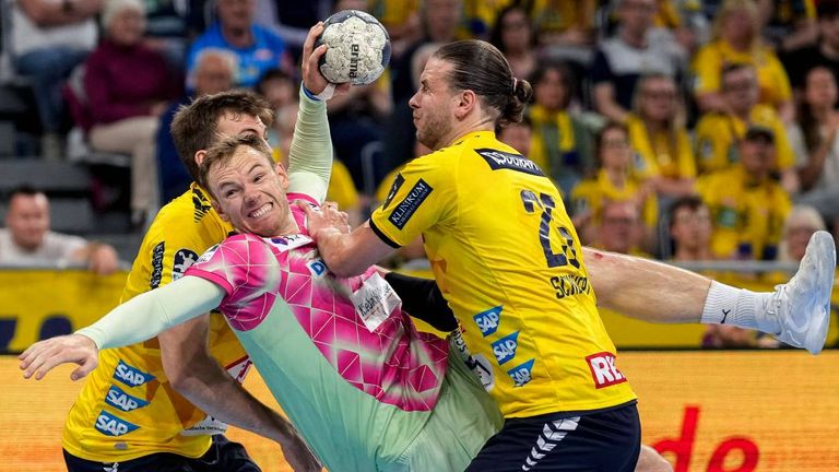 Die Füchse Berlin um Welthandballer Mathias Gidsel (M.) sind erstmals Deutscher Meister.