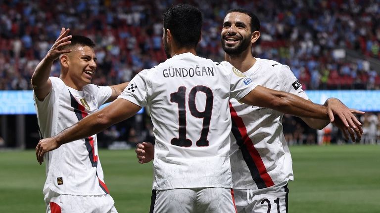 City-Doppelpacker Ilkay Gündogan (M) jubelt mit seinen Teamkollegen.