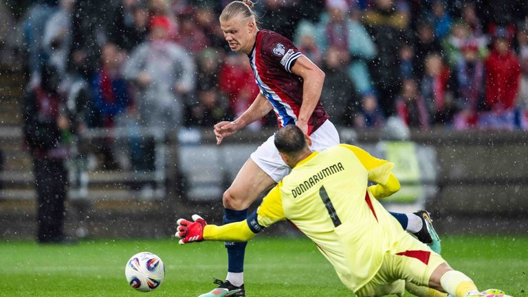 Erling Haaland trifft zum 3:0 für Norwegen gegen Italien.