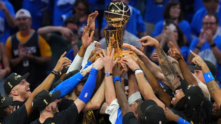 Isaiah Hartenstein, (l.) gewinnt als zweiter Deutscher die NBA-Meisterschaft. 