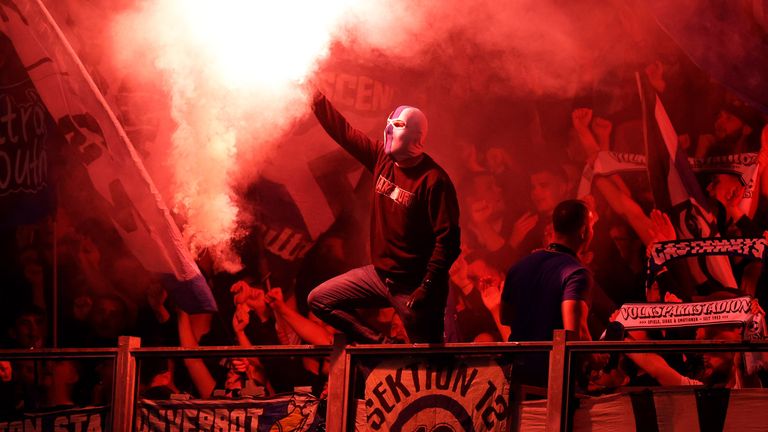 Beim Auswärtsspiel beim FC Schalke 04 sorgten die Fans des Hamburger SV für eine mehrminütige Unterbrechung.