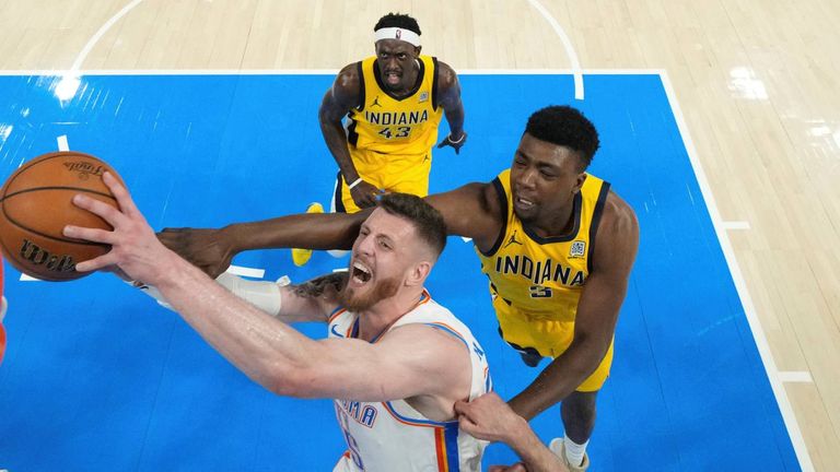 Isaiah Hartenstein verliert kurz vor Schluss gegen die Indiana Pacers.