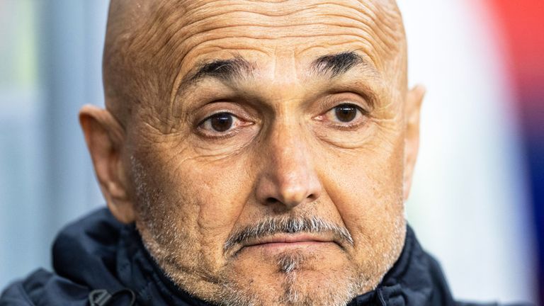 Italiens Nationaltrainer Luciano Spalletti bekommt nach dem Debakel in Oslo heftigen Gegenwind aus der Heimat.