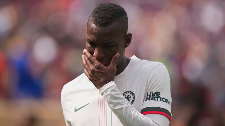 Chelseas Nicolas Jackson sieht kurz nach seiner Einwechslung Rot.