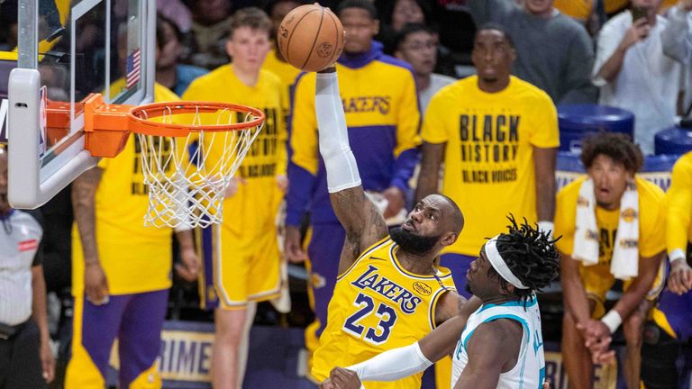 Lebron Jamessetzt zum Dunk an.